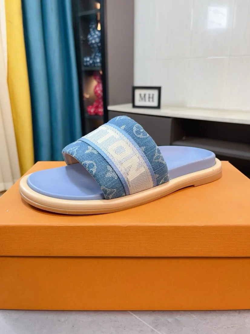 Ex-factory price 360🌹🌹 (lv-Louis Vuitton) New men's slippers, high-end boutique, exquisite embossed logo decoration on the upper, fine workmanship, super soft soles, casual, loose and comfortable, a must-have in summer! \nsize：38-44